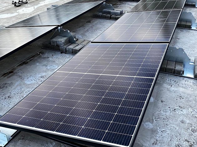 Solární panely na sportovní hale v Poděbradech.