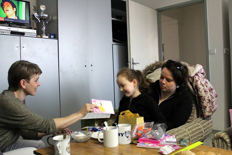 Na policejní stanici v Městci Králové se setkaly dvě rodiny, jimž osud připravil nelehké chvíle.