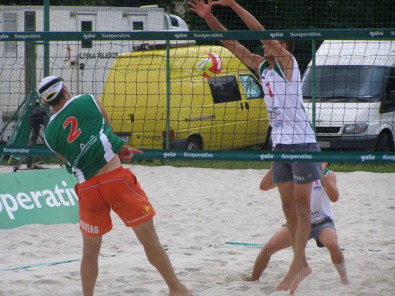 Z beachvolejbalového klání na kurtech v Pňově - Předhradí