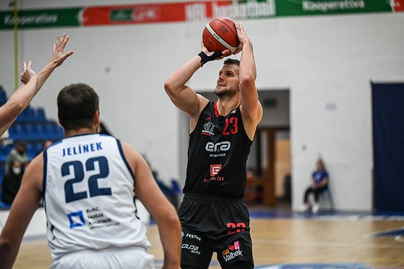 Z basketbalového utkání Kooperativa NBL Kolín - Nymburk (86:91)