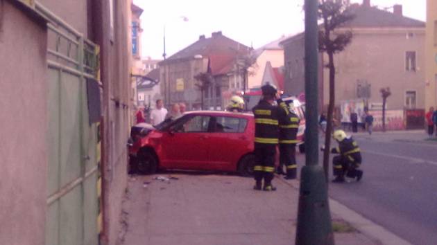 Suzuki na Boleslavské skončilo přes silnici na zdi domu