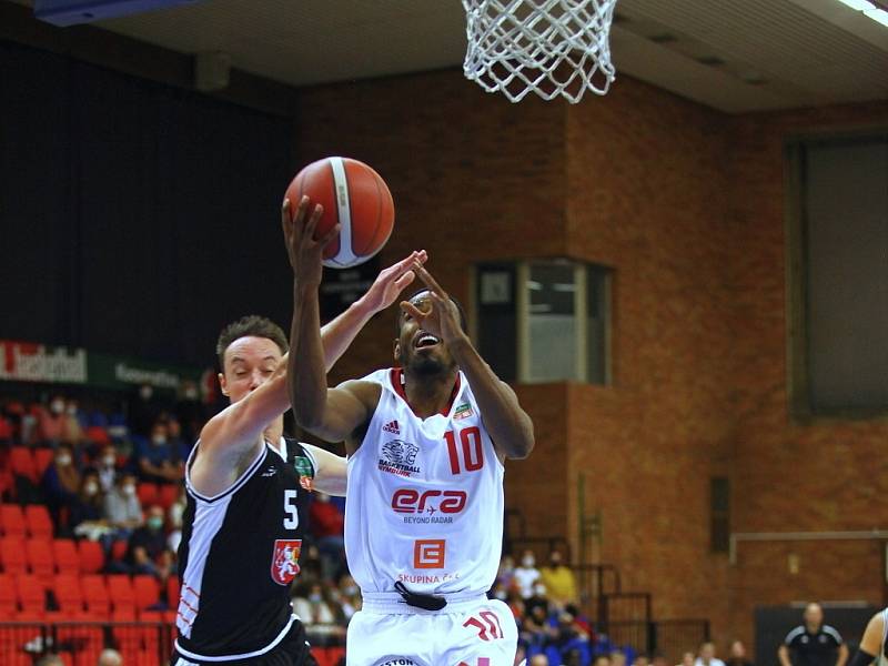 Z basketbalového utkání Kooperativa NBL Nymburk - Hradec Králové (90:71)