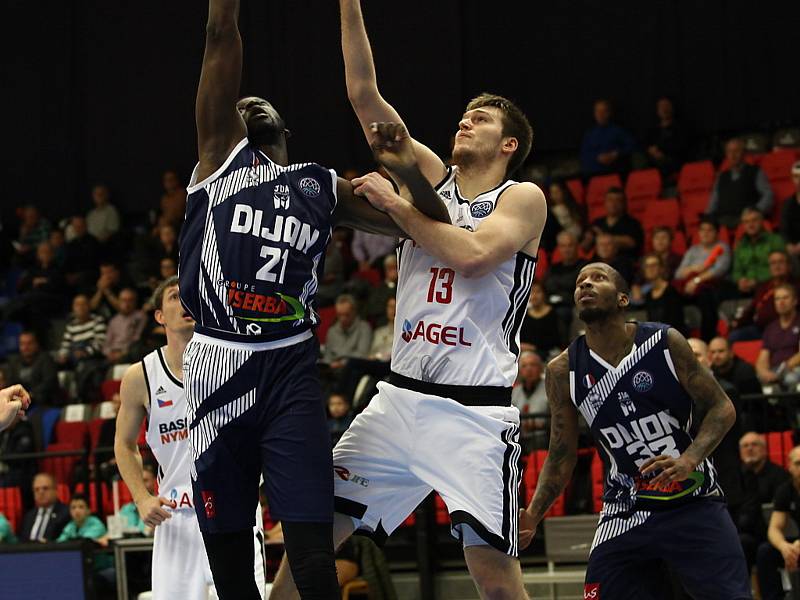 Basketbalisté Nymburka (v bílém) prohráli na své palubovce s francouzským Dijonem rozdílem jedenácti bodů.