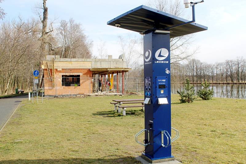 Nová dobíjecí stanice pro elektrokola poblíž budovaného bistra U Lupiče v Poděbradech.