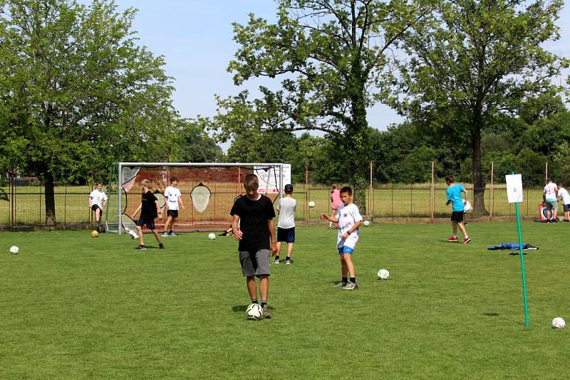 Sportovní týden pro nymburské děti připravili organizátoři na nymburském Vesláku. Ve středu dorazili šesťáci ze všech základních škol.