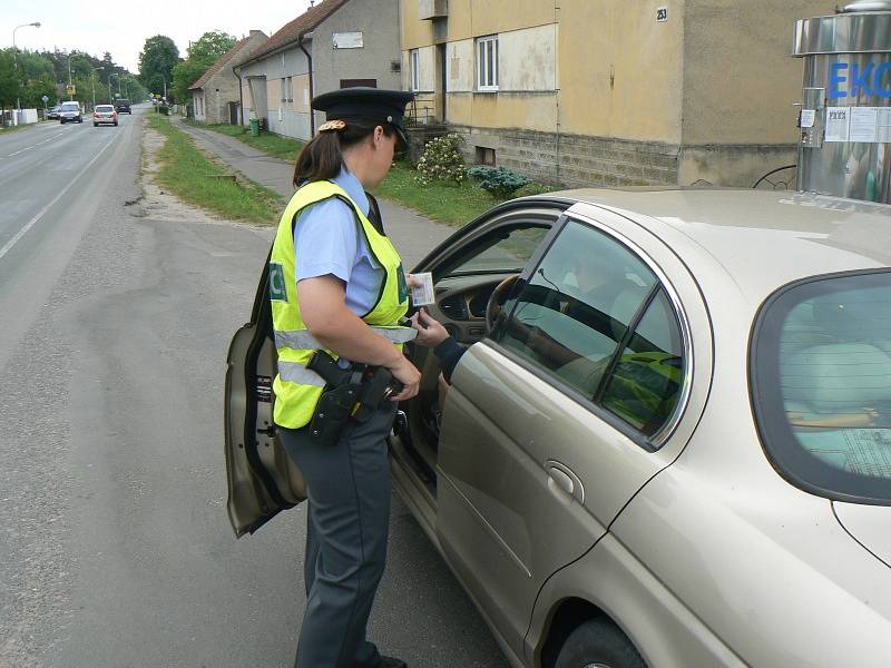 Při dopravní akci asistovaly děti z Kostelní Lhoty