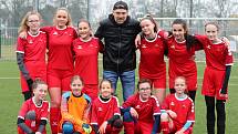Z fotbalového turnaje okresních dívčích výběrů WU14 na umělé trávě v Poděbradech. Na snímku vítězný OFS Kutná Hora.