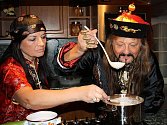 Principál cirkusu Jo-Joo Jaromír Joo se svou ženou Marcelou uvařili thajskou polévku.