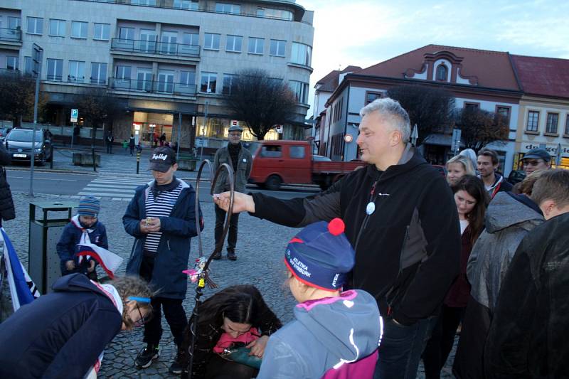 V Nymburce vyvrcholily oslavy 30. výročí Sametové revoluce v neděli odpoledne průvodem a shromážděním na náměstí.