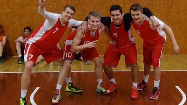 MISTŘI REPUBLIKY. Mladí nymburští basketbalisté se stali republikovými šampiony ve hře 3 x 3 na brněnském klání. Díky tomu si vybojovali účast na mistrovství světa středních škol