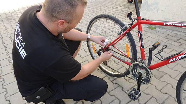 Speciální téměř neviditelné značení pomohlo městské policii k odevzdání jízdního elektrokola pravému majiteli vůbec poprvé.