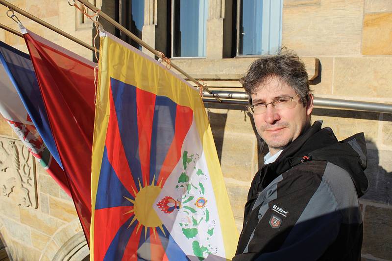 Starosta Pavel Fojtík v pátek ráno vyvěsil na nymburskou radnici tibetskou vlajku.