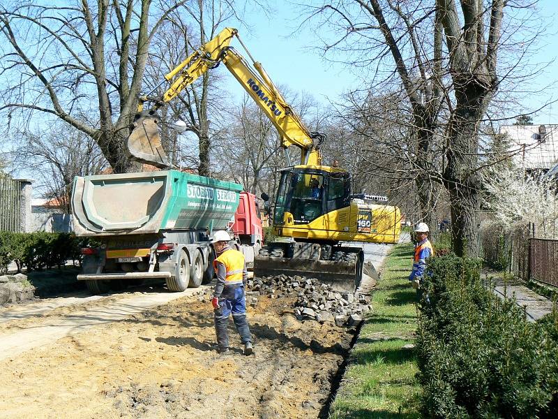 Výměna dlažebních kostek v Kostomlatech