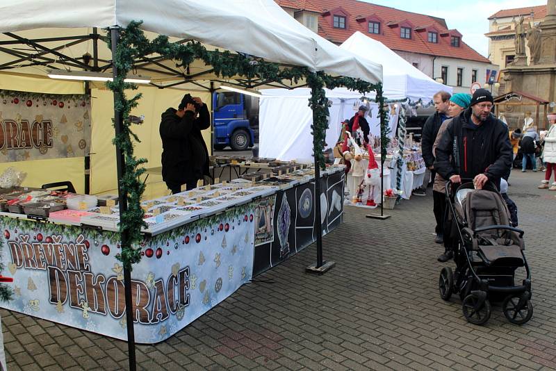 První adventní trhy v našem regionu začaly v sobotu dopoledne na Jiřího náměstí v Poděbradech.