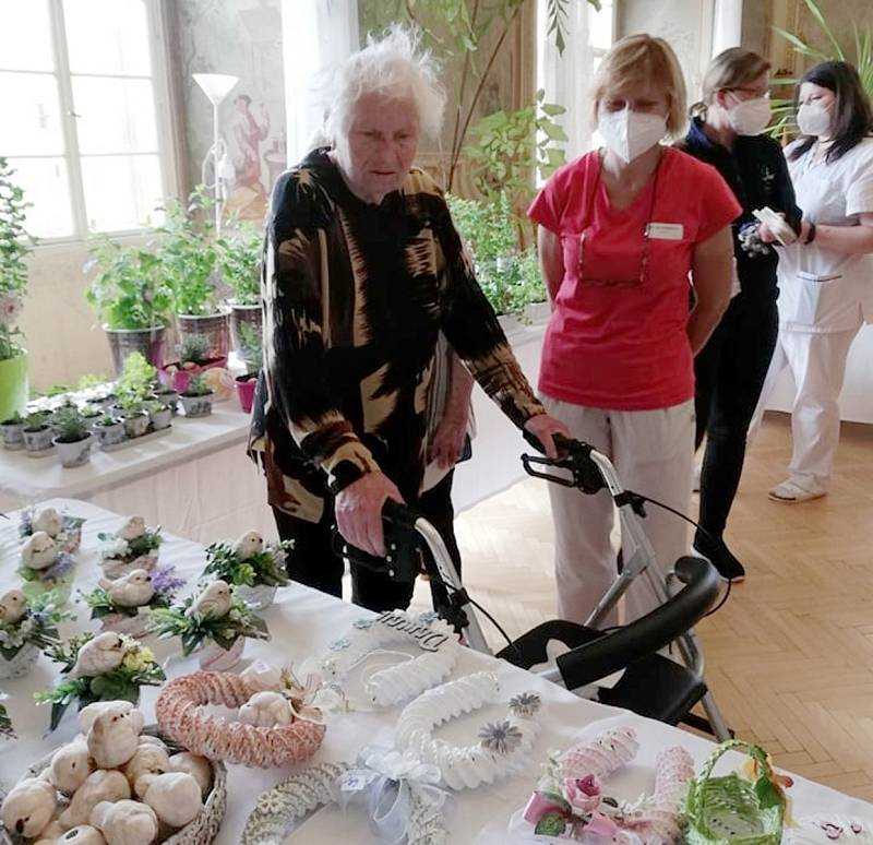 Z prodejní výstavy prací zručných seniorů z rožďalovického domova.