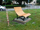 Montáž nových laviček u cyklostezky pod nymburským soudem.
