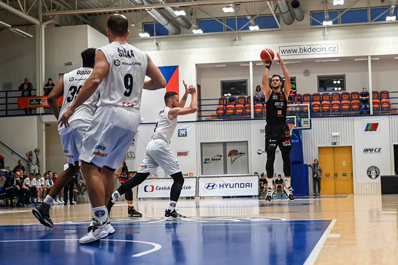 Z basketbalového utkání Kooperativa NBL Děčín - Nymburk (74:92)