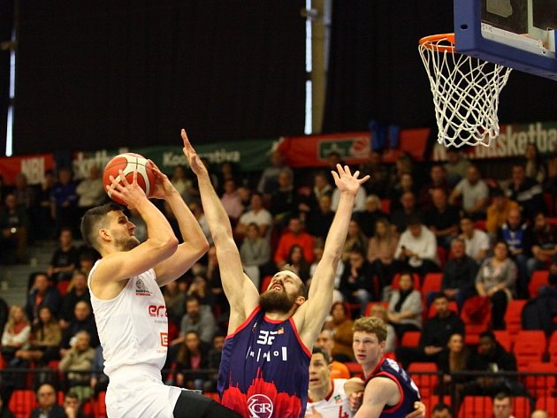 OBRAZEM: Basket Brno v Nymburku přepsal historii a poprvé vyhrál základní část