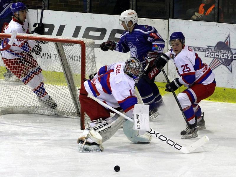 Nymburk (v bílém) senzačně doma v derby přehrál první Kolín 4:3. 