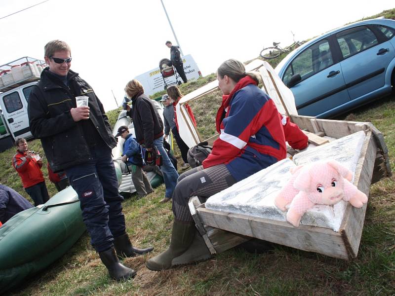 Třetí odemykání Cidliny pod žehuňskou hrází bylo veselé a slunečné. 