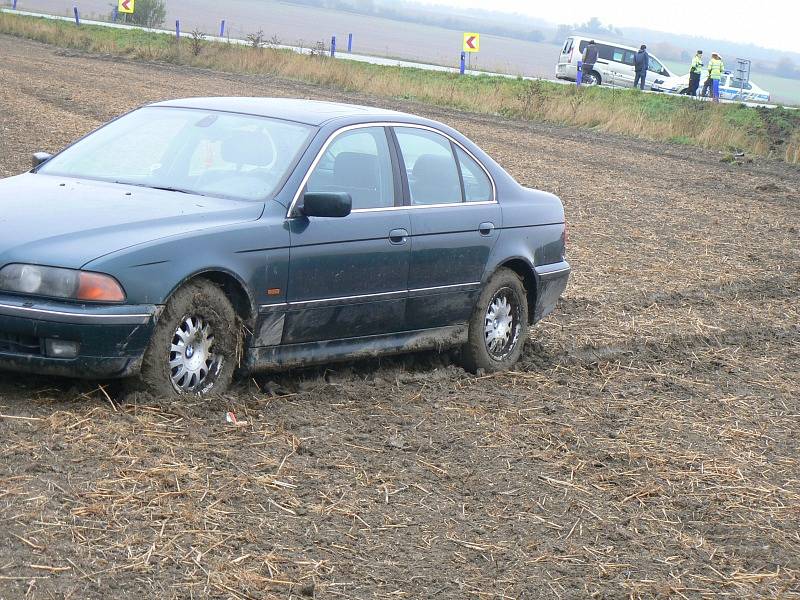 BMW v poli u Jiřic