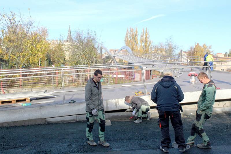 Zakončení lávky na zálabské straně je v obou směrech bezbariérové.