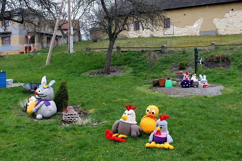 Velikonoční výzdoba na návsi v Podmokách.