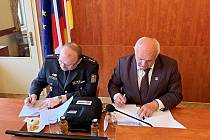 Slavnostního předání defibrilátoru Lifepak 1000 v hodnotě 60 tisíc korun se účastnili ředitel územního odboru policie Marek Šmíd a Jan Šimáň, který společně se starostou stvrdili zápůjčku svými podpisy.