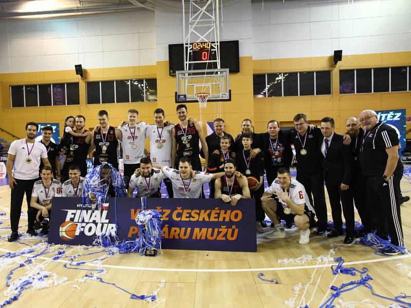 Z basketbalového finále Českého poháru Nymburk - USK Praha (100:94 pp)