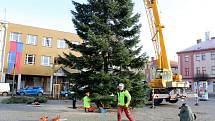 Nymburské náměstí zdobí Vánoční strom, který byl uříznut v Kovanicích. 