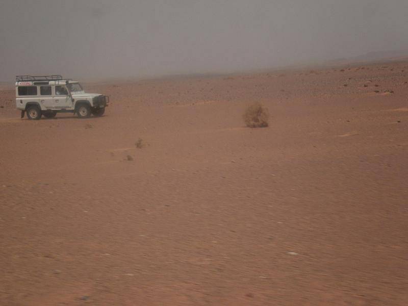 Na cestě černou Saharou po nalezištích zkamenělin. 