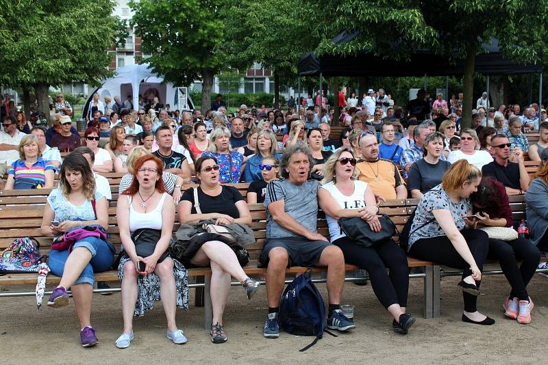 O víkendu v Poděbradech zahájili 110. lázeňskou sezónu snídaní v trávě, koncerty, výstavou a dalšími akcemi.
