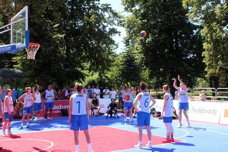 Mezinárodní turnaj v basketu tři na tři se hrál na poděbradské kolonádě.