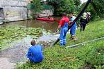 V pátek dopoledne zasahovali na Velkých Valech poblíž mateřské školky Sluníčko nymburští hasiči a pracovníci Vodovodů a kanalizací.