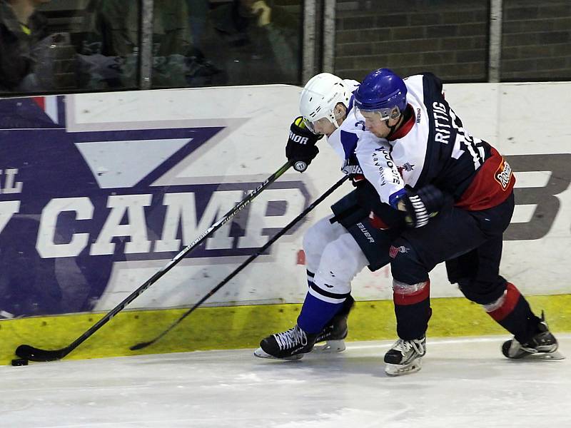 Hokejisté Nymburka (v modrém) zvládli na svém ledě derby s celkem Kolína a vyhráli 4:1. Domácí tak vrátili Kozlům porážku z prvního vzájemného utkání letošní sezony.