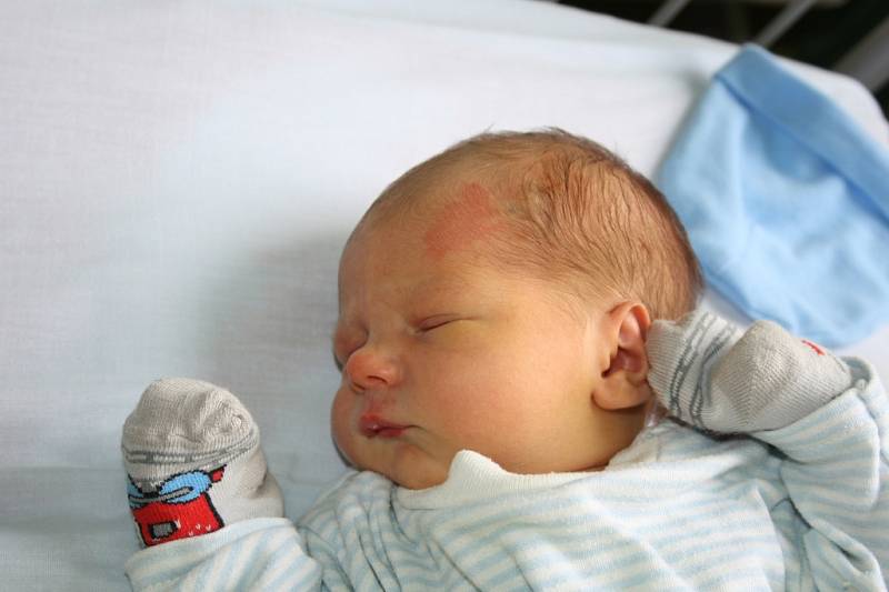 KRYŠTŮFEK Z NYMBURKA. Kryštof BRABEC se narodil 15. února 2016 v 16.06 hodin. Vážil 2 930 g a měřil 49 cm. Je zatím prvním miminkem Dominiky a Honzy.
