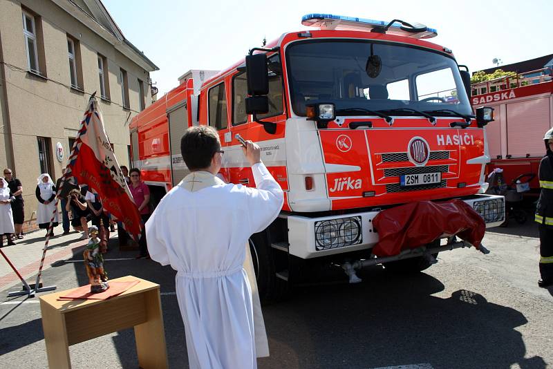 Hasiči v Sadské oficiálně dostali nové zásahové vozidlo.