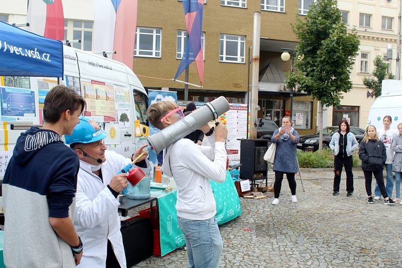 Z naučně zábavné show Smokeman na Náměstí Přemyslovců v Nymburce.