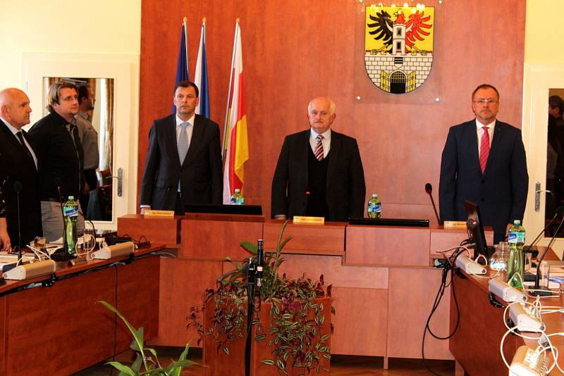 Na ustavující schůzi podepsali noví zastupitelé Poděbrad slib.