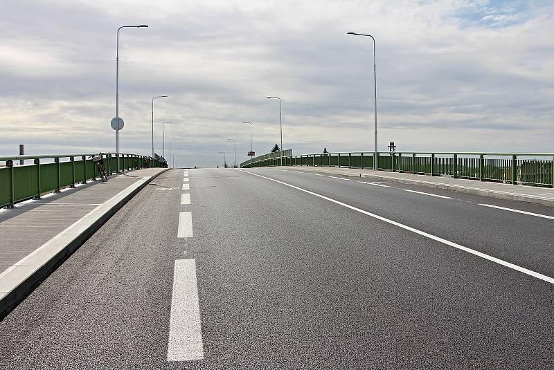 Dokončený most na silnici II/272, nadjezd nad frekventovanou železniční tratí spojující dvě části Lysé nad Labem.