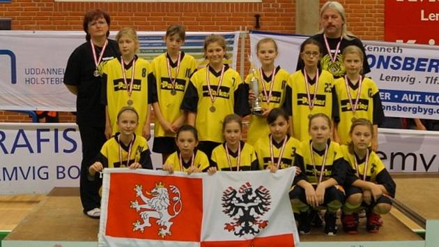 STŘÍBRO. Mladé basketbalistky Sadské získaly na mezinárodním turnaji v Dánsku stříbrné medaile. A to hned ve dvou kategoriích