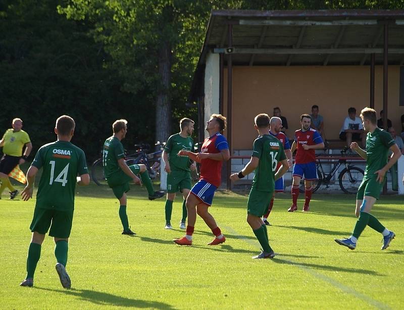 Z fotbalového utkání I.B třídy Městec Králové - Semice (0:0)