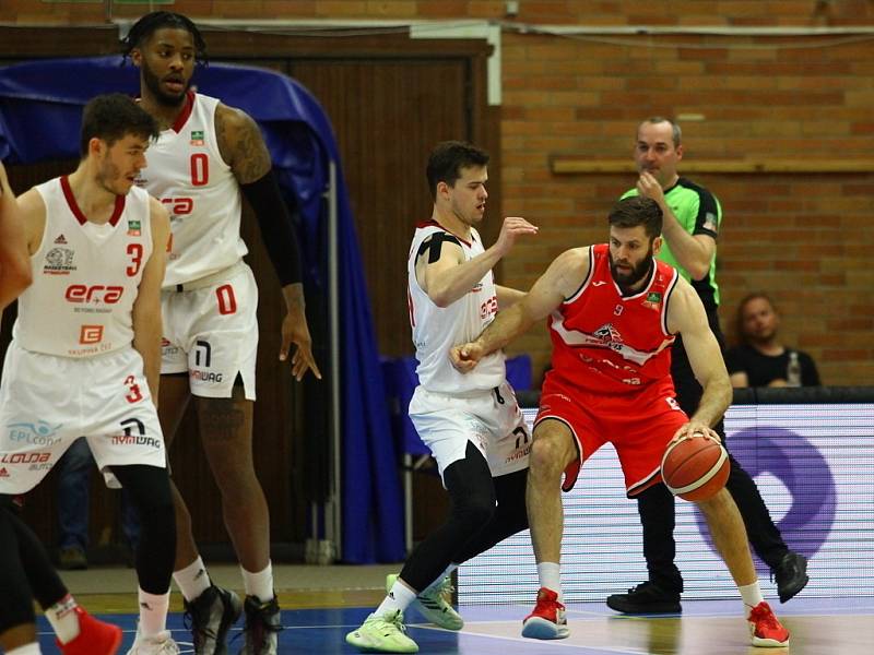 Z basketbalového utkání Kooperativa NBL o bronz Nymburk - Pardubice (93:75)