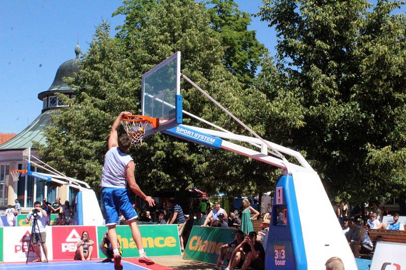 Mezinárodní turnaj v basketu tři na tři se hrál na poděbradské kolonádě.