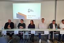 Na tiskové konferenci projektu Díky, trenére nechyběl porotce Marian Jelínek, patronka Zuzana Paulová, poslední vítězka Hana Novotná ani předseda Národní sportovní agentury Filip Neusser.