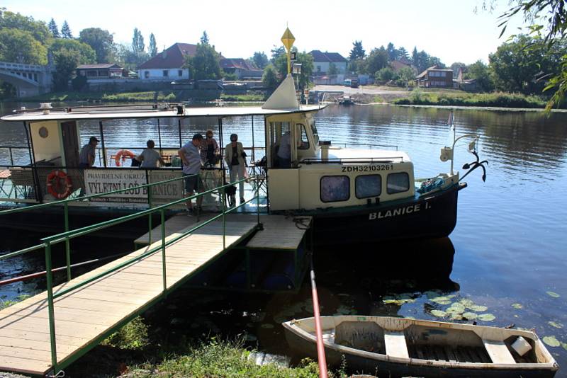 Loď, kterou Nymburští z posledních let dobře znají jako oblíbený přívoz po dobu absence lávky, bude jezdit na pravidelné trase Poděbrady – Nymburk – Poděbrady.