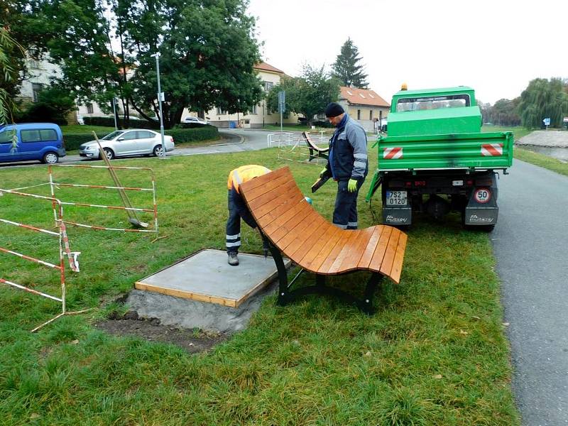 Montáž nových laviček u cyklostezky pod nymburským soudem.