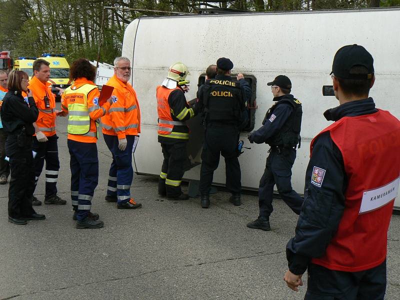 Cvičení simulující nehodu autobusu převážejícího vězně