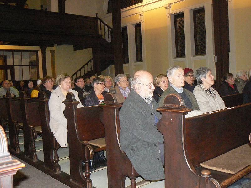 Adventní koncert zaplnil lavice evangelického kostela.