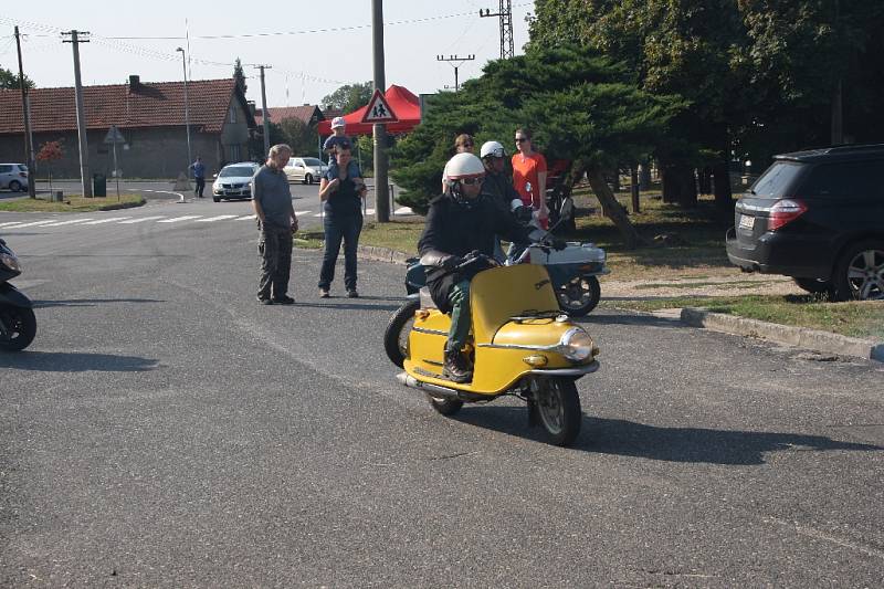 Slavnostní odhalení desky slavnému konstruktérovi Jaroslavu Františku Kochovi ve Mcelích.